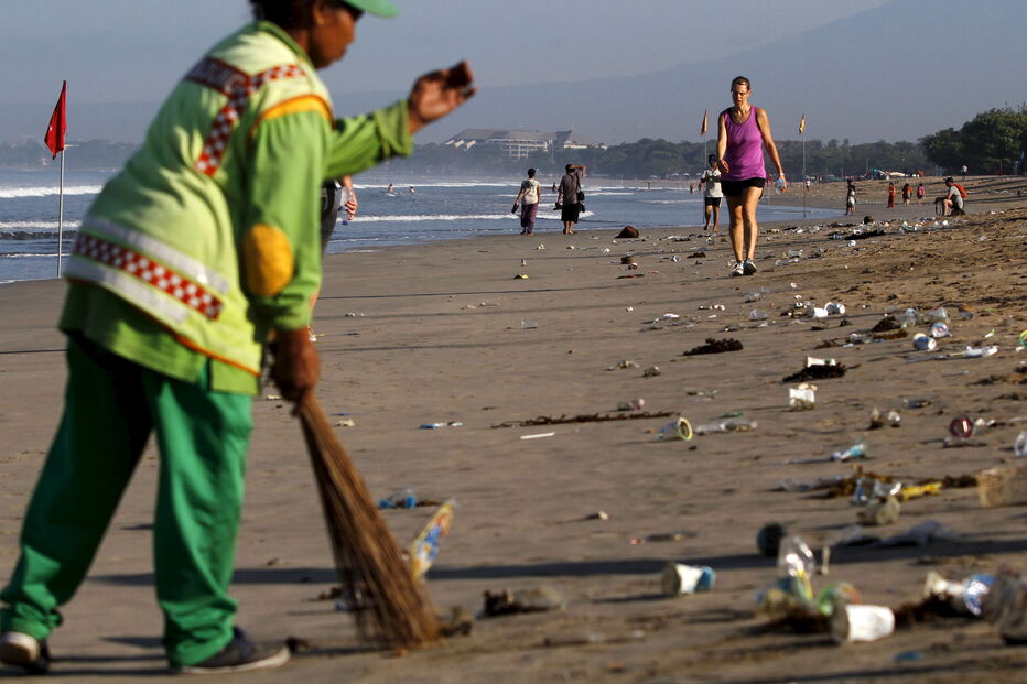 Praias da ilha indonésia de Bali sofrem uma das piores acumulações de plásticos