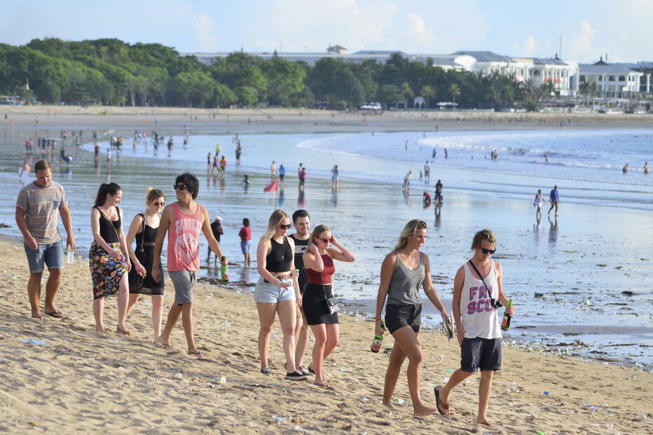 Praias da ilha indonésia de Bali sofrem uma das piores acumulações de plásticos