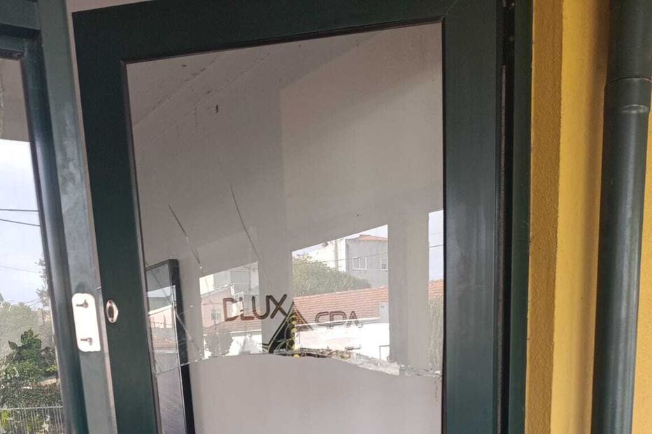 Ladrão parte vidro de porta e assalta spa em Vila Nova de Gaia