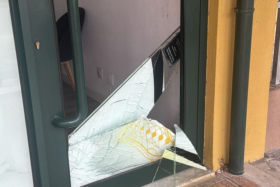 Ladrão parte vidro de porta e assalta spa em Vila Nova de Gaia