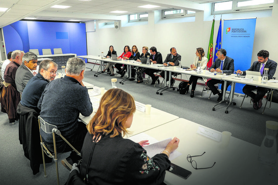 Governo e Fenprof contam versões diferentes do que ocorreu na última reunião entre as partes 