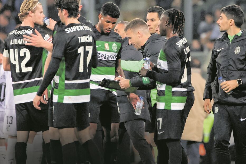 Matheus Reis foi um dos defesas que viram o seu posicionamento ser corrigido pela equipa técnica ainda no jogo em Guimarães