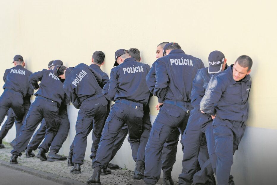 Foram eliminados os mínimos de altura e a obrigatoriedade de ter as vacinas em dia e de apresentar um atestado médico