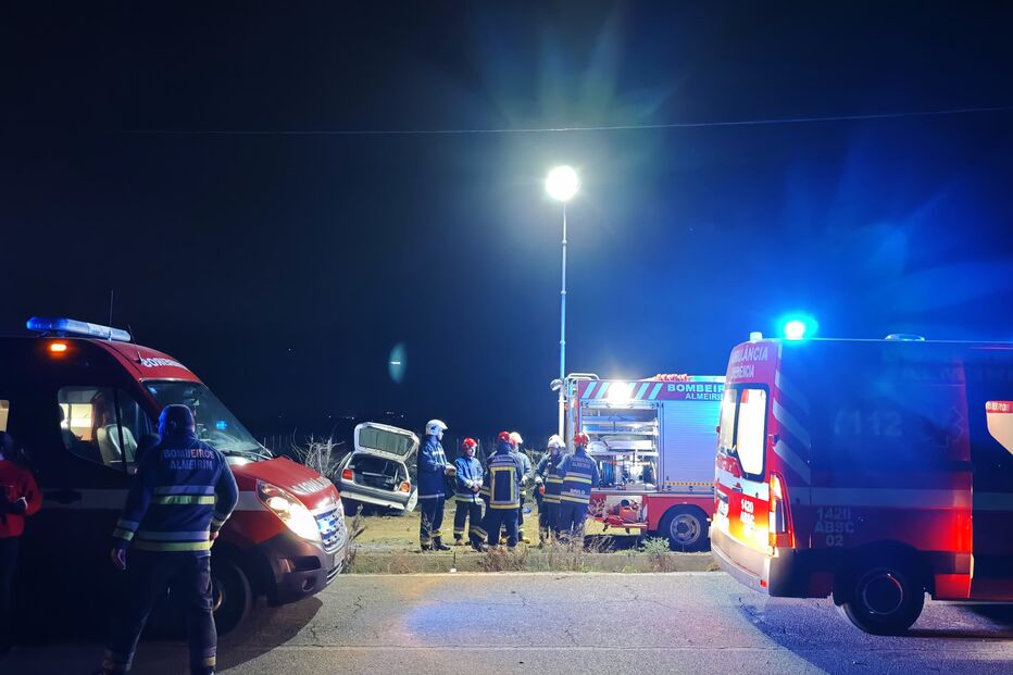 Dois feridos em despiste de carro em Almeirim
