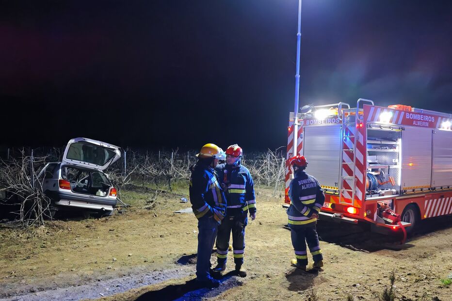 Dois feridos em despiste de carro em Almeirim