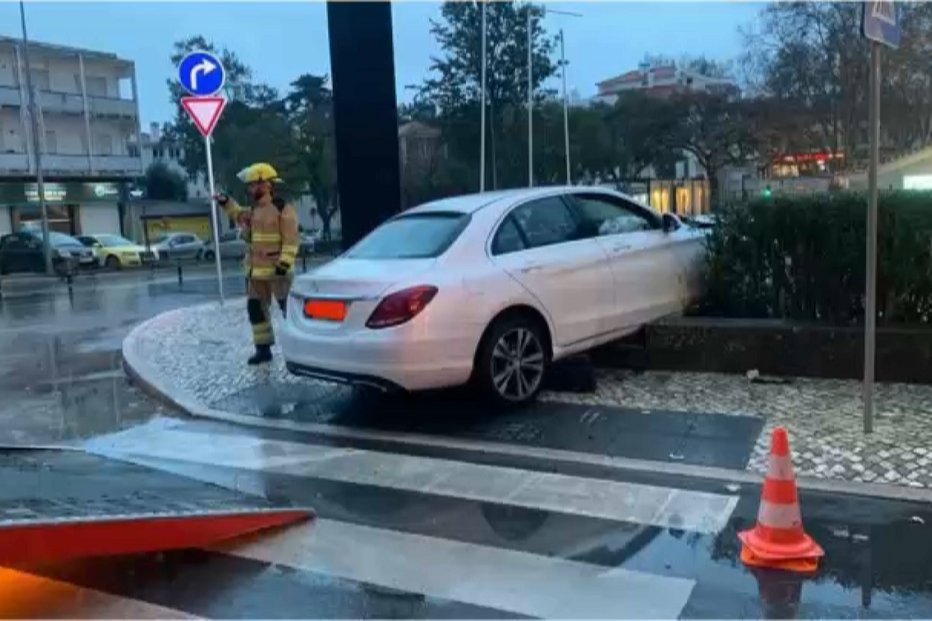 Carro despista-se e fica suspenso em zona de desnível em Cascais