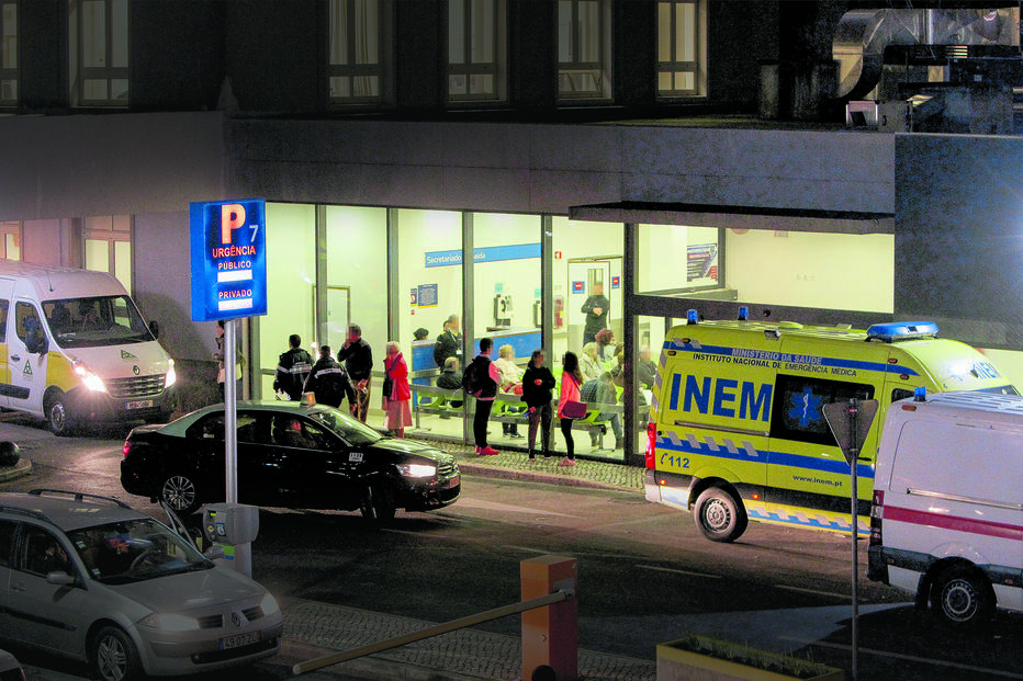 Tempos de espera baixaram mas continuam a ser superior a três horas para pulseiras amarelas