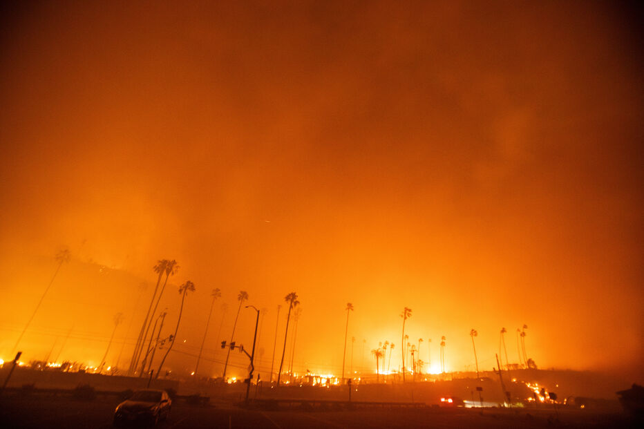 Fogo arde durante tempestade de vento na zona oeste de Los Angeles, EUA