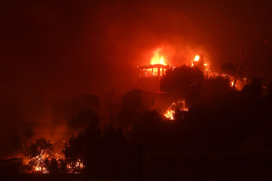 Edifício arde em Los Angeles