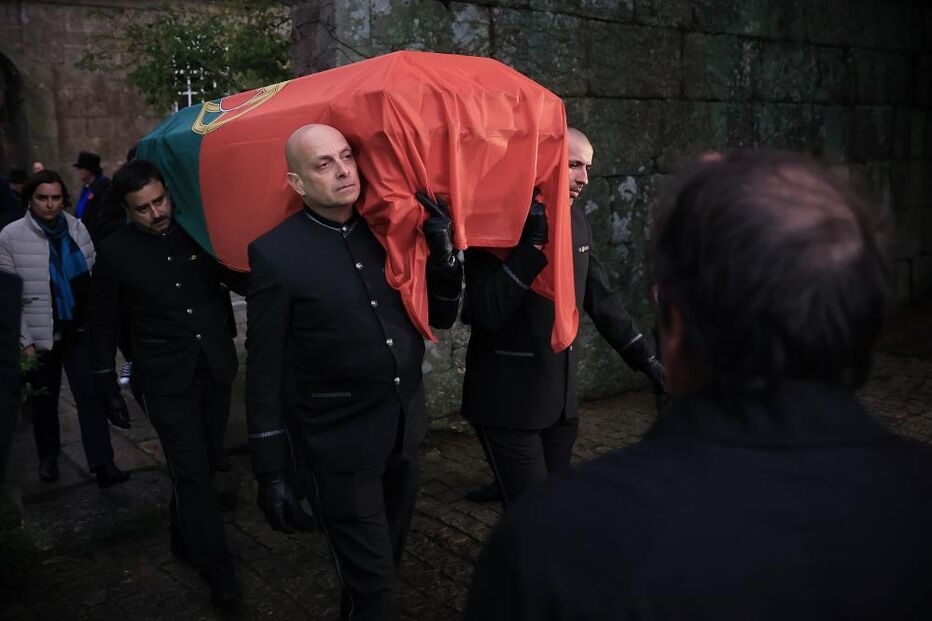 Urna com restos mortais de Eça de Queiroz chegou ao parlamento às 09h25