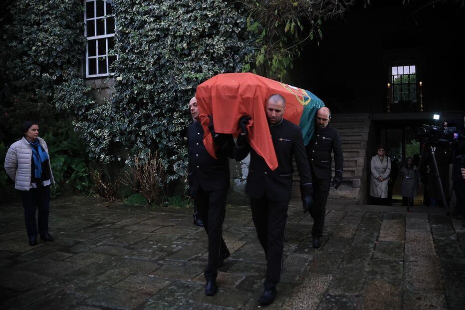 Urna com restos mortais de Eça de Queiroz chegou ao parlamento às 09h25