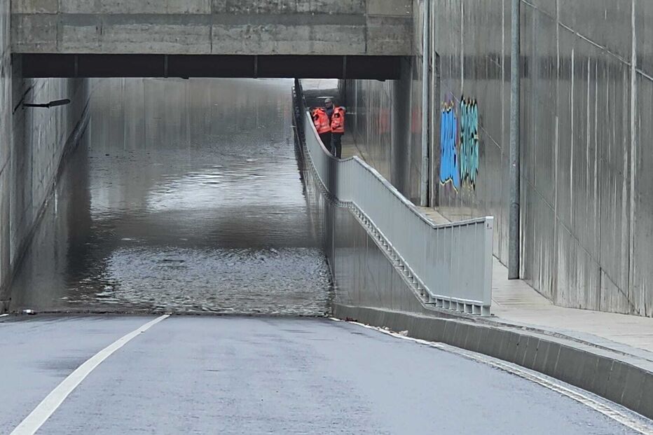 Mulher resgatada de carro submerso num túnel em Gaia
