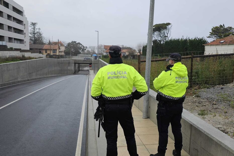 Mulher resgatada de carro submerso num túnel em Gaia