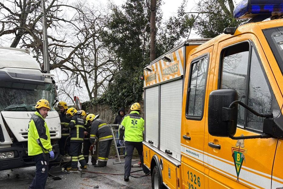 Colisão entre camiões causa dois feridos em Santo Tirso