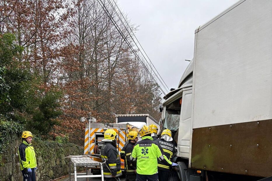 Colisão entre camiões causa dois feridos em Santo Tirso