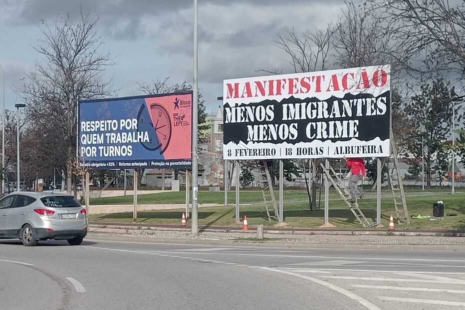 Extrema direita instala cartaz anti-imigração ao lado de propaganda do Bloco de Esquerda em Albufeira