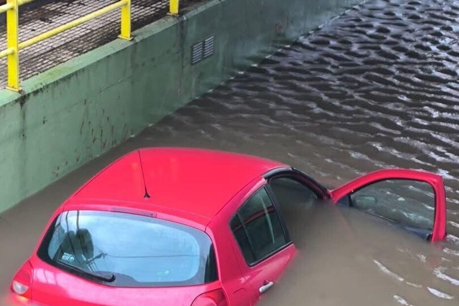 Carro parcialmente submerso em túnel inundado em Viana do Castelo