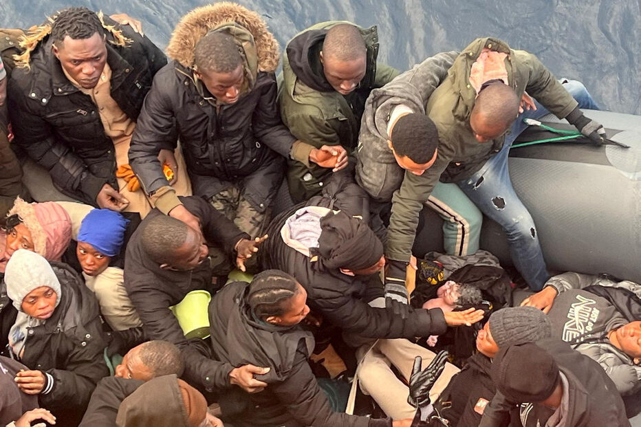 Bebé nasce dentro de barco de migrantes nas Canárias