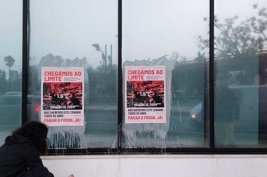 Climáximo coloca cartazes na fachada da GALP