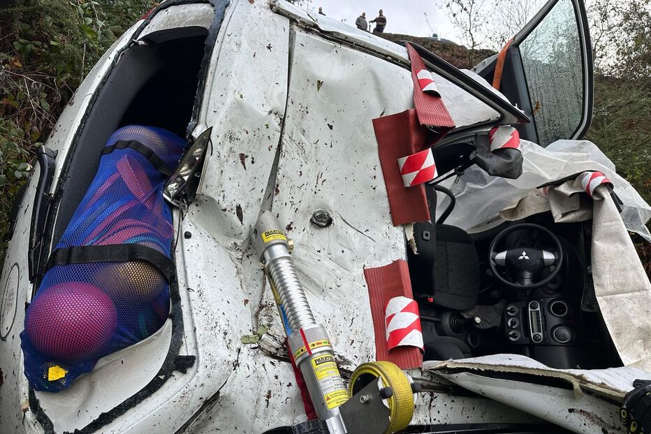 Carro despista-se e cai em ravina com cerca de 20 metros em Mondim de Basto