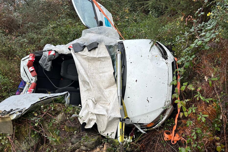 Carro despista-se e cai em ravina com cerca de 20 metros em Mondim de Basto