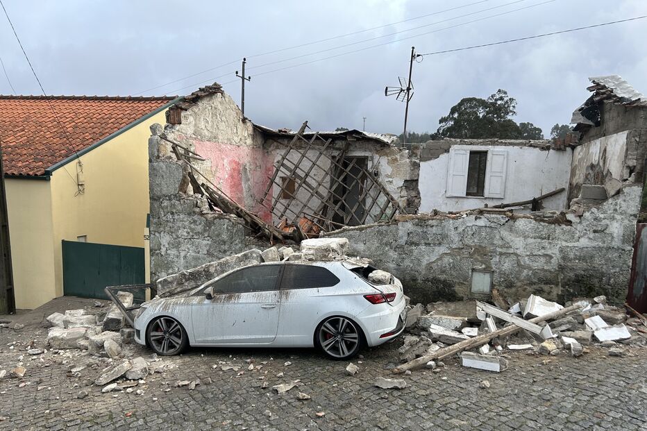 Casa devoluta desaba sobre carro em Gondomar