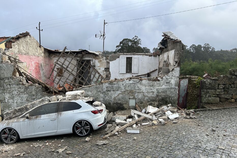 Casa devoluta desaba sobre carro em Gondomar