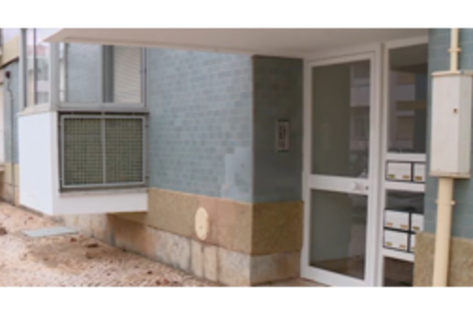 Rixa com catana à porta de escola deixa dois feridos