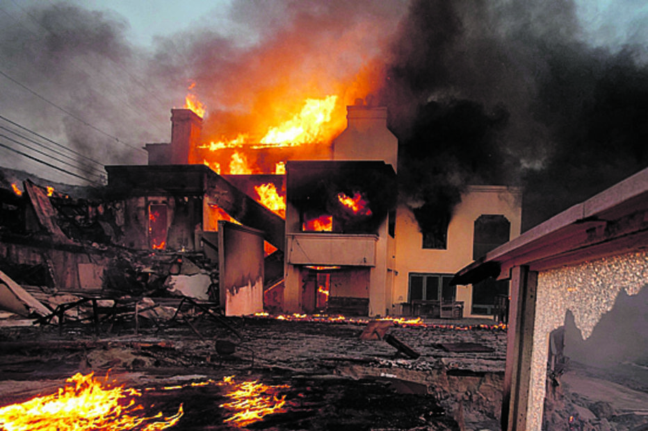 Chamas consomem casa