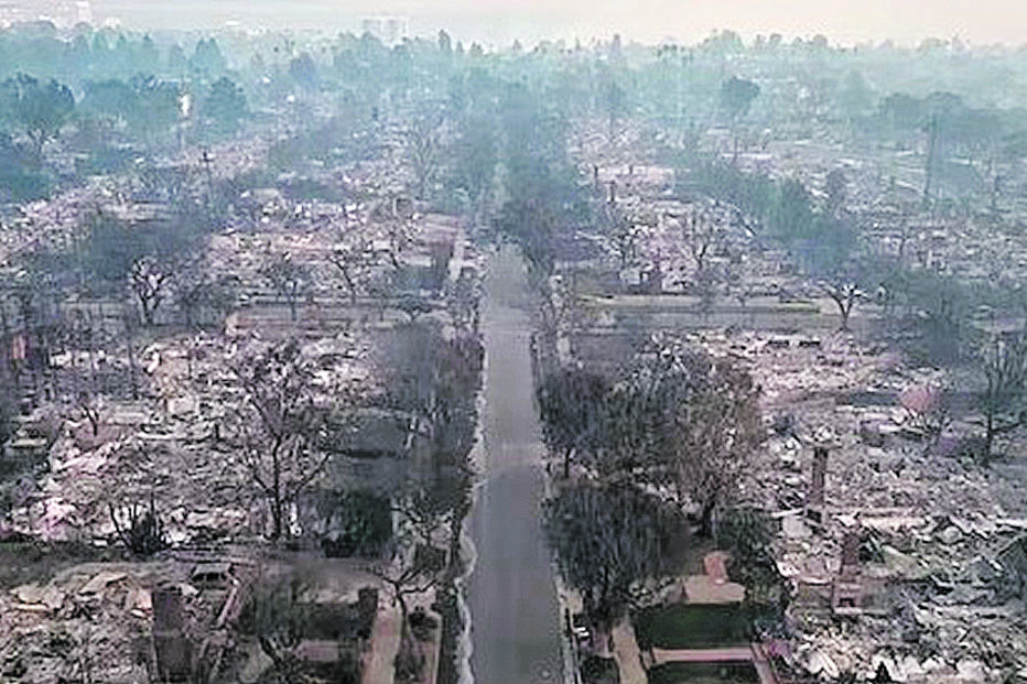 Imagens captadas por satélite mostram a dimensão da destruição provocada pelos incêndios 