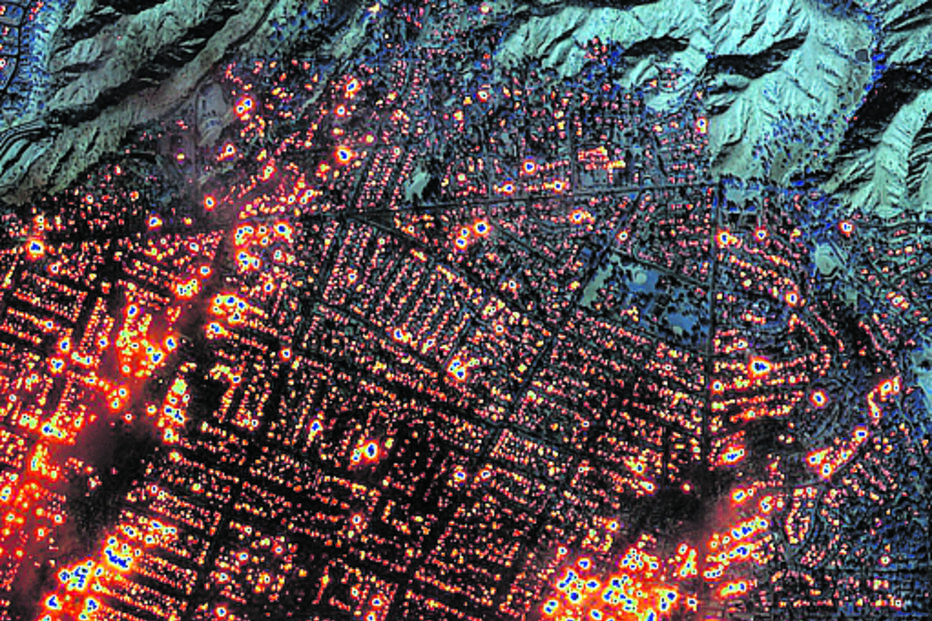 Imagens captadas por satélite mostram a dimensão da destruição provocada pelos incêndios 