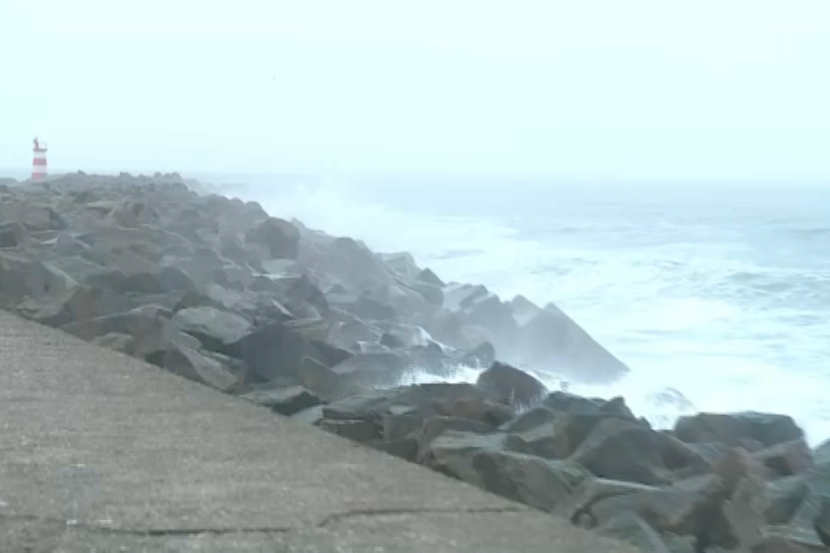 Corpo de mulher preso há cinco dias nas rochas de uma praia na Póvoa de Varzim