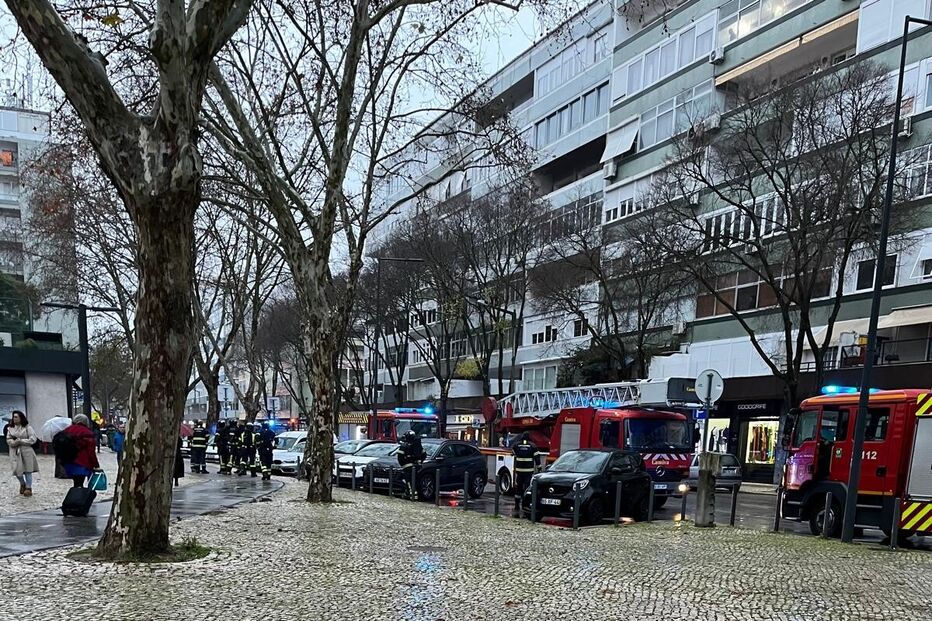 Intervenção de bombeiros no shopping Fonte Nova em Lisboa