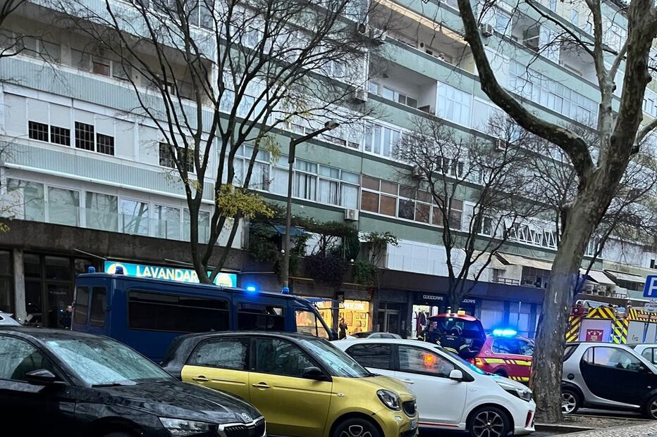 Intervenção de bombeiros no shopping Fonte Nova em Lisboa