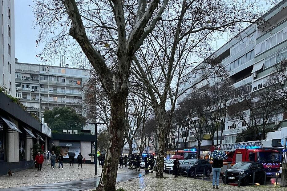 Intervenção de bombeiros no shopping Fonte Nova em Lisboa