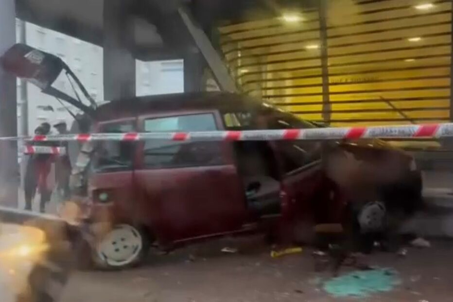 Carro entra por montra de associação em Alfragide