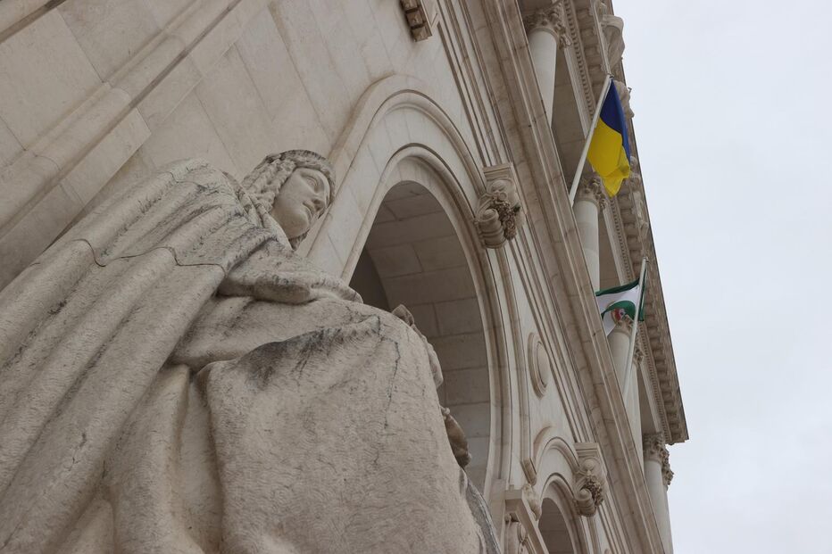 Assembleia com bandeira da Ucrânia