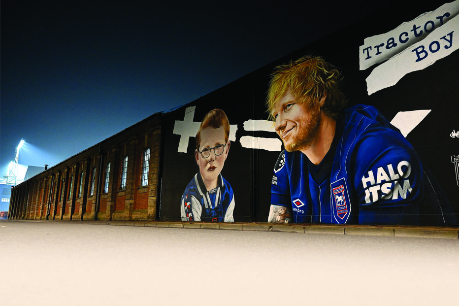 Mural de Ed Sheeran pintado num edifício vazio que fica na rua por onde o autocarro do Ipswich acede ao seu estádio 