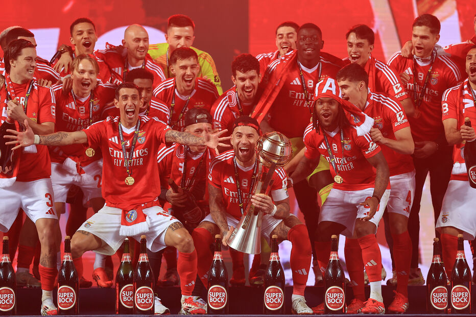 Benfica levanta taça
