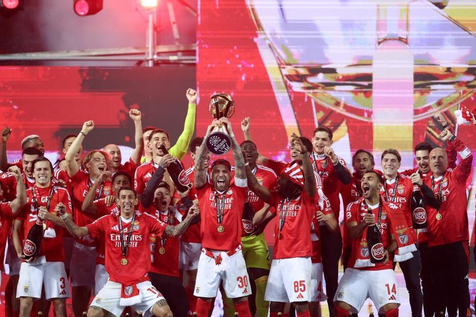 Benfica levanta taça