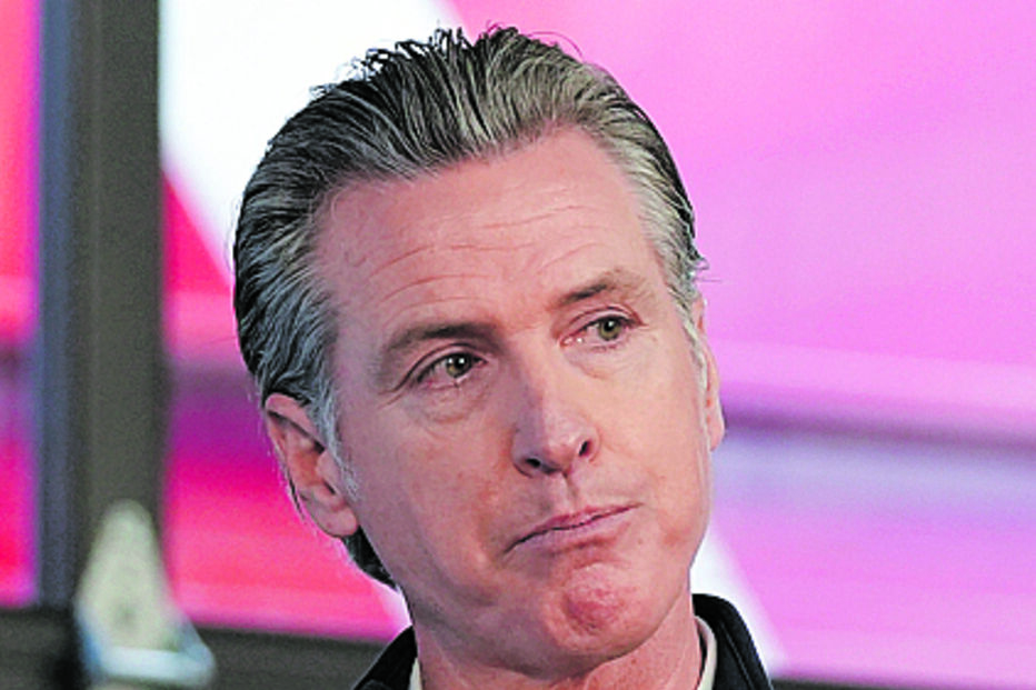 Governador Gavin Newsom esforça-se por conter as lágrimas perante a devastação