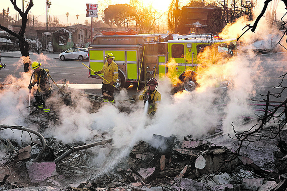Incêndios deixaram cenário de devastação em várias comunidades de Los Angeles, com bairro inteiros devorados pelas chamas e reduzidos a cinzas.