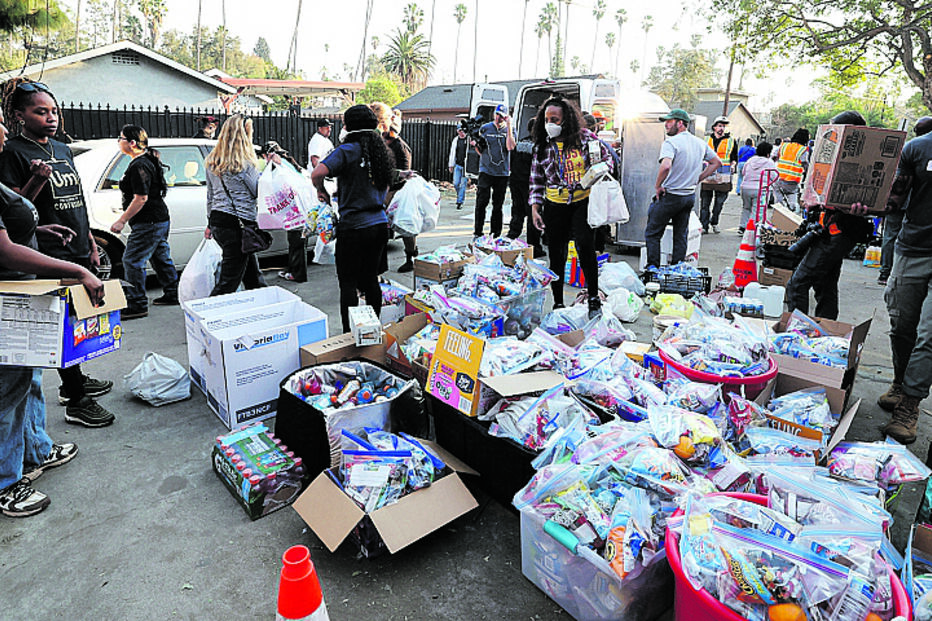 Voluntários recolhem bens para ajudar os milhares de desalojados