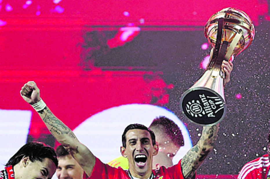Di María celebra a conquista da Taça da Liga com o troféu na mão.