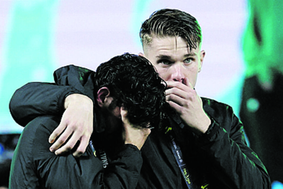 Gyokeres conforta Trincão, que falhou o penálti que decidiu o vencedor.