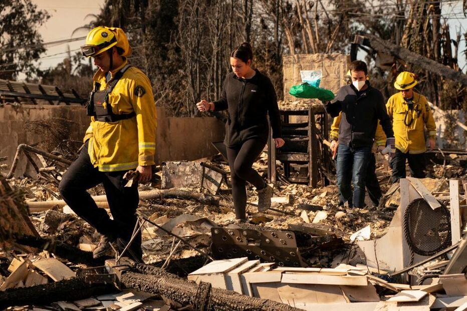 Lágrimas e desespero de quem viu a casa a ser reduzida a cinzas pelos incêndios em Los Angeles  