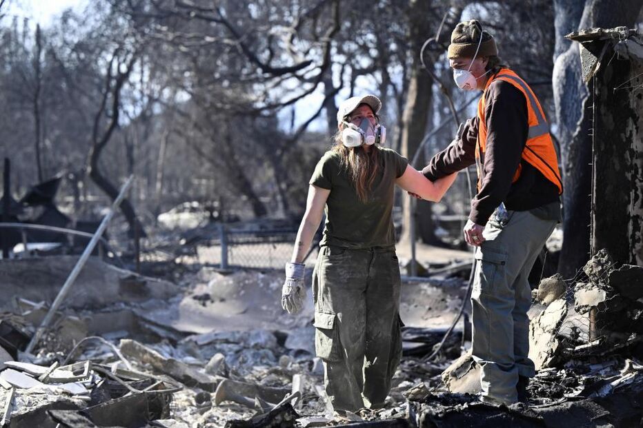 Lágrimas e desespero de quem viu a casa a ser reduzida a cinzas pelos incêndios em Los Angeles  