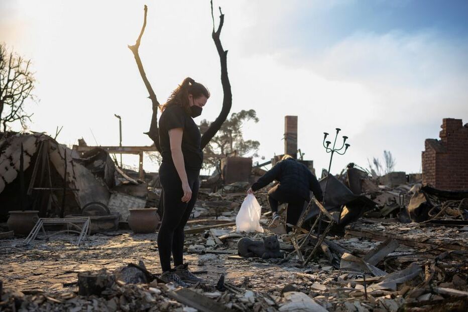 Lágrimas e desespero de quem viu a casa a ser reduzida a cinzas pelos incêndios em Los Angeles  
