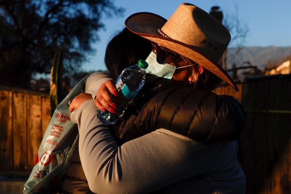 Lágrimas e desespero de quem viu a casa a ser reduzida a cinzas pelos incêndios em Los Angeles  