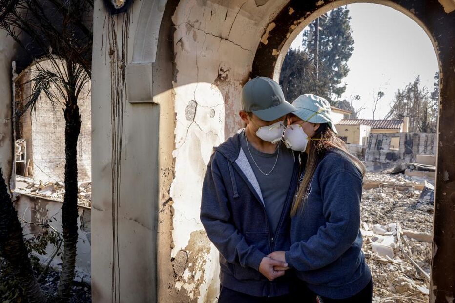 Lágrimas e desespero de quem viu a casa a ser reduzida a cinzas pelos incêndios em Los Angeles  